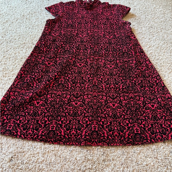 Chelsea & Theodore Black and Red Smocked Midi Dress - Picture 1 of 4